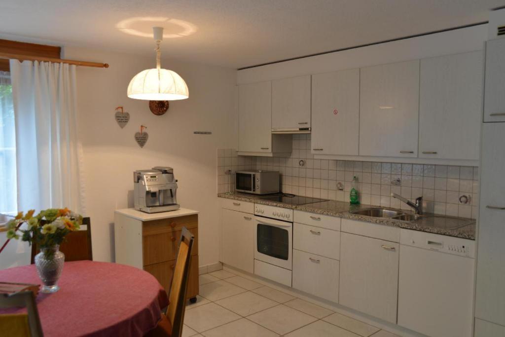 Bed And Breakfast - Die Aelplersuit Fuer Backpackers Im Berghuesli Linthal Kültér fotó